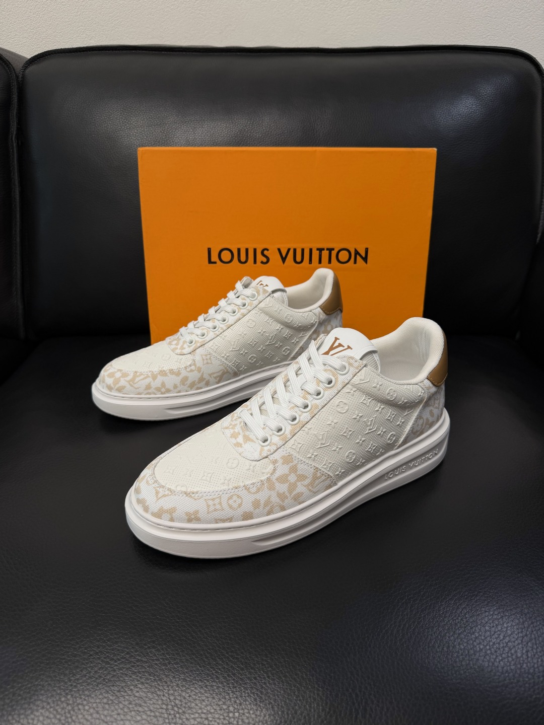 Lv  高品质  顶级工艺品  路易威登，运动板鞋专柜同步，鞋面意大利进口，高品质拼接缤纷色彩复杂工艺品