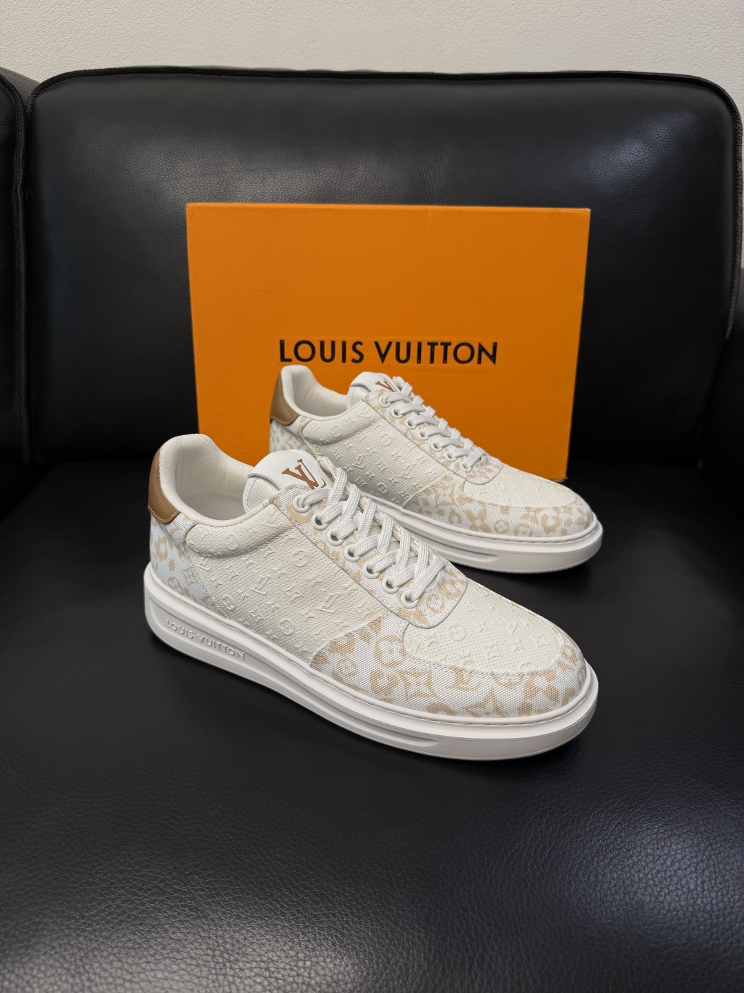 Lv  高品质  顶级工艺品  路易威登，运动板鞋专柜同步，鞋面意大利进口，高品质拼接缤纷色彩复杂工艺品