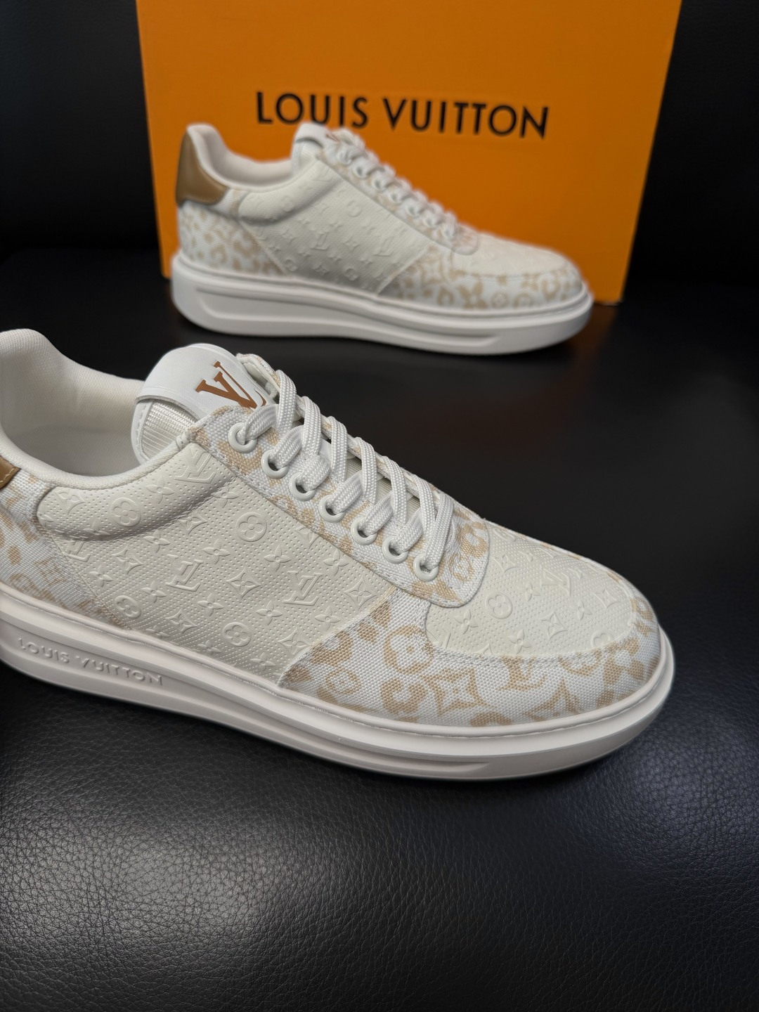 Lv  高品质  顶级工艺品  路易威登，运动板鞋专柜同步，鞋面意大利进口，高品质拼接缤纷色彩复杂工艺品