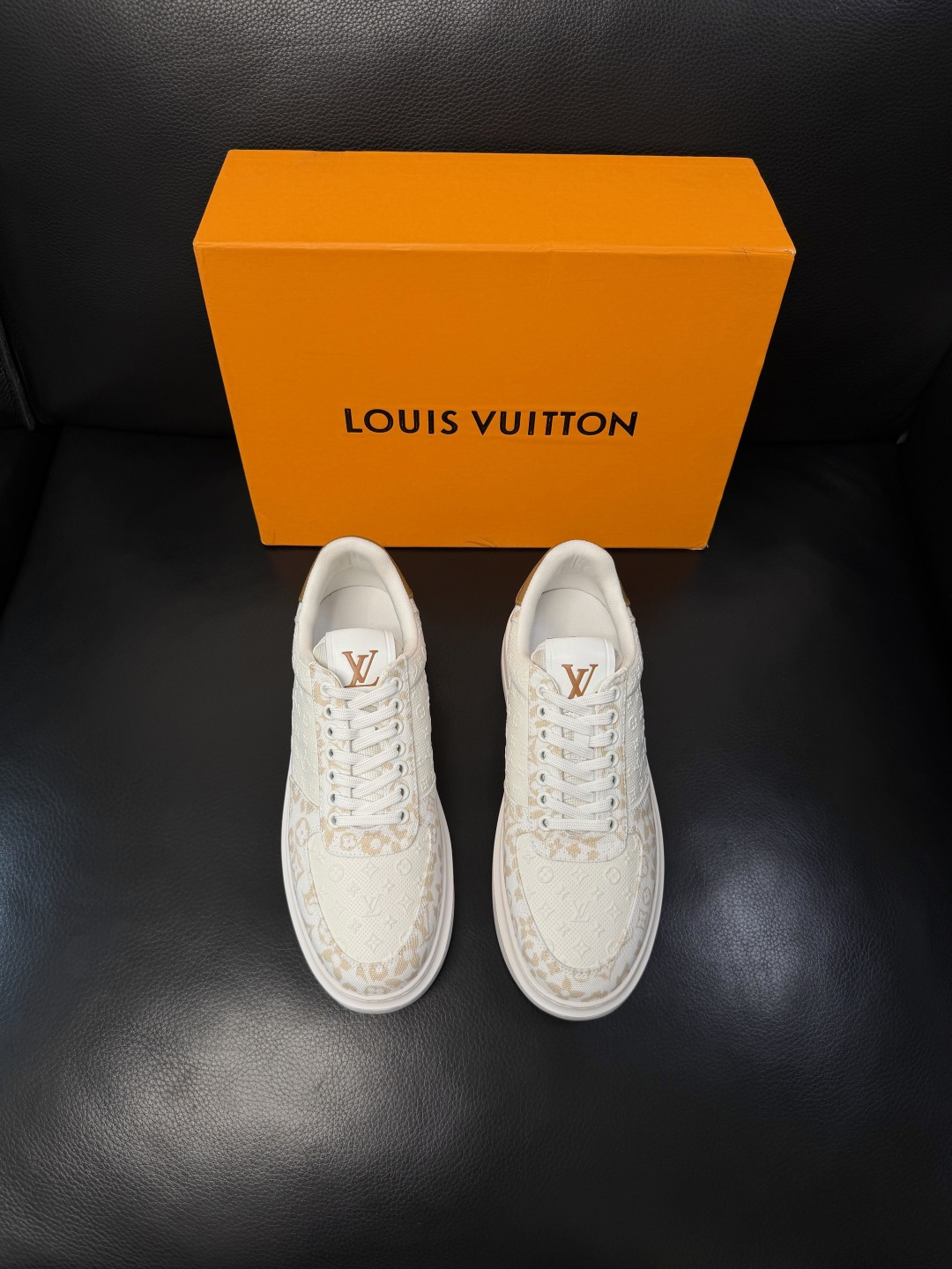 Lv  高品质  顶级工艺品  路易威登，运动板鞋专柜同步，鞋面意大利进口，高品质拼接缤纷色彩复杂工艺品