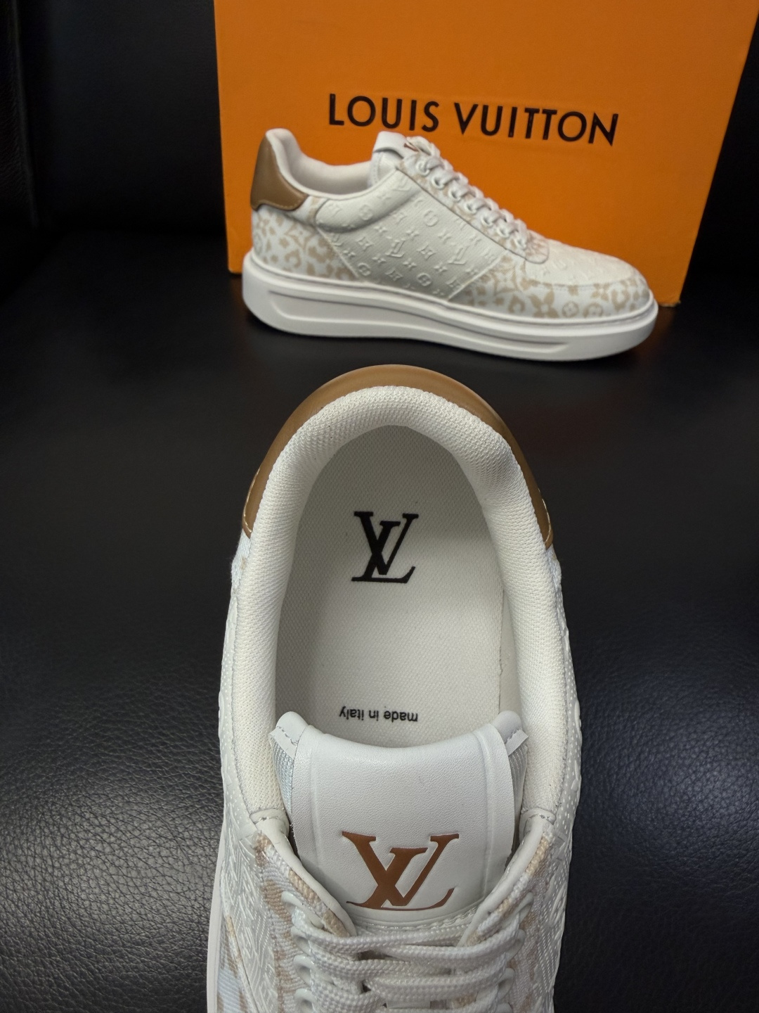 Lv  高品质  顶级工艺品  路易威登，运动板鞋专柜同步，鞋面意大利进口，高品质拼接缤纷色彩复杂工艺品