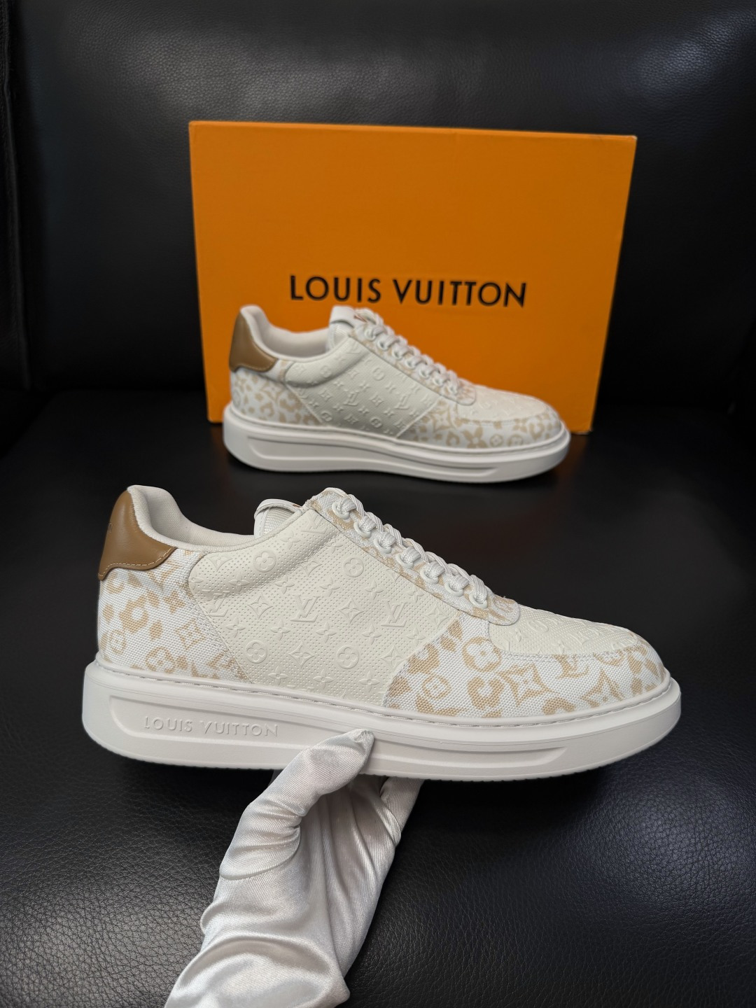 Lv  高品质  顶级工艺品  路易威登，运动板鞋专柜同步，鞋面意大利进口，高品质拼接缤纷色彩复杂工艺品