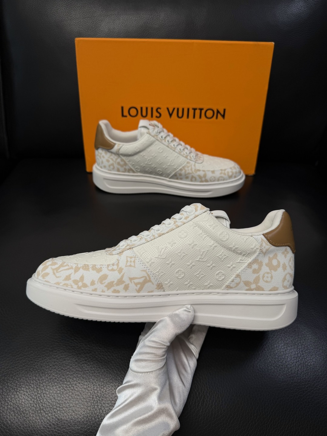 Lv  高品质  顶级工艺品  路易威登，运动板鞋专柜同步，鞋面意大利进口，高品质拼接缤纷色彩复杂工艺品