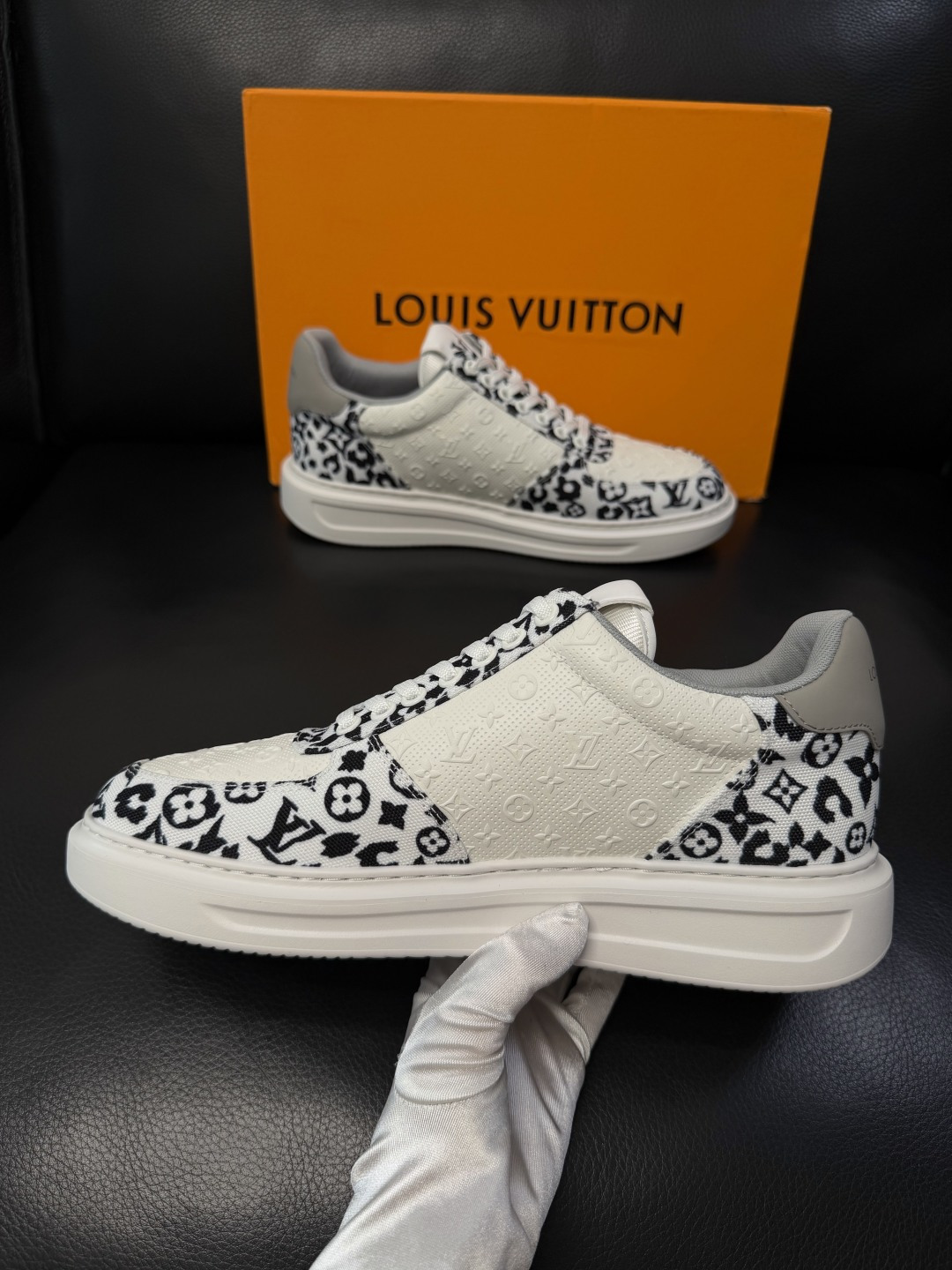 Lv  高品质  顶级工艺品  路易威登，运动板鞋专柜同步，鞋面意大利进口，高品质拼接缤纷色彩复杂工艺品