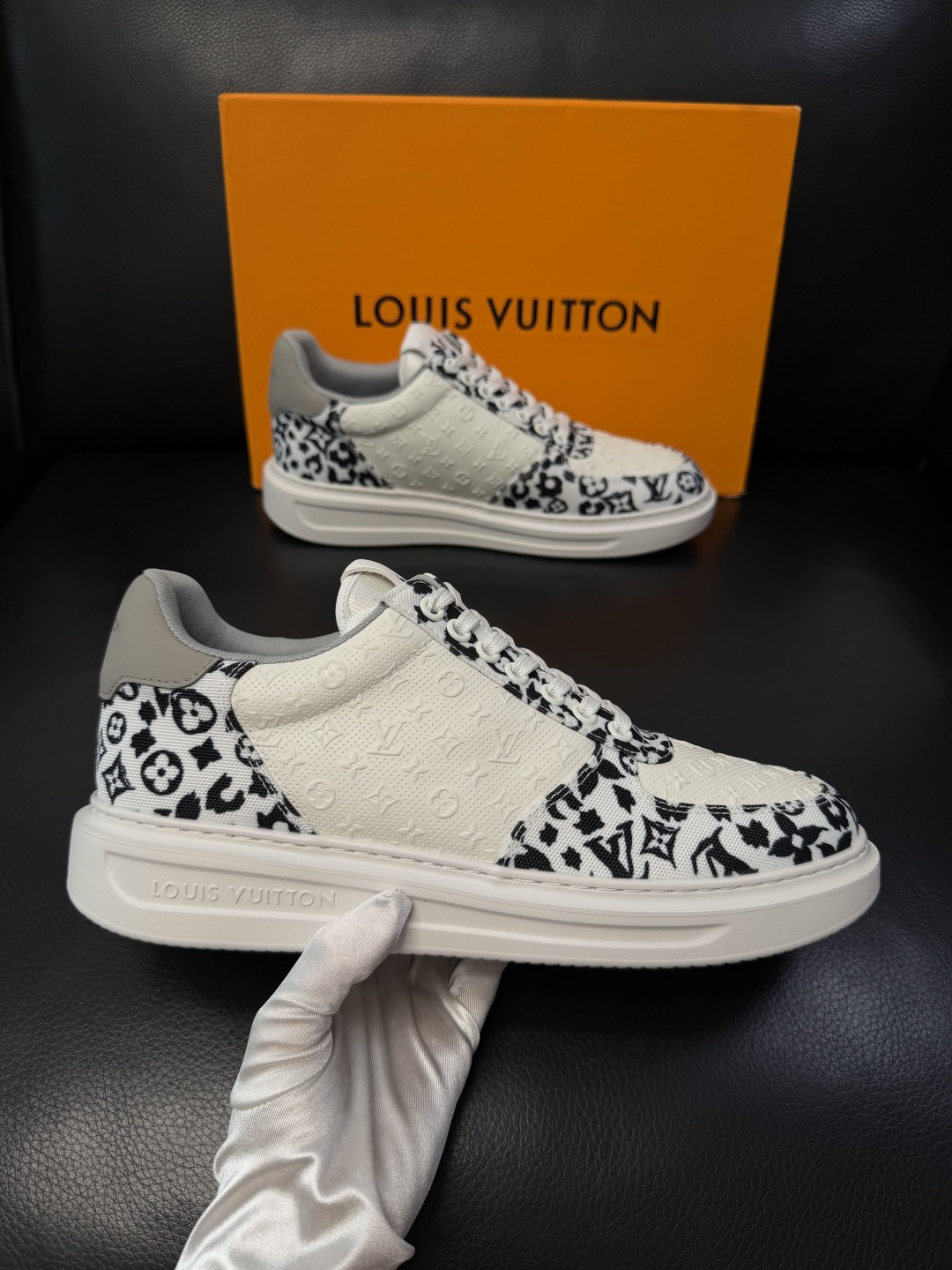 Lv  高品质  顶级工艺品  路易威登，运动板鞋专柜同步，鞋面意大利进口，高品质拼接缤纷色彩复杂工艺品