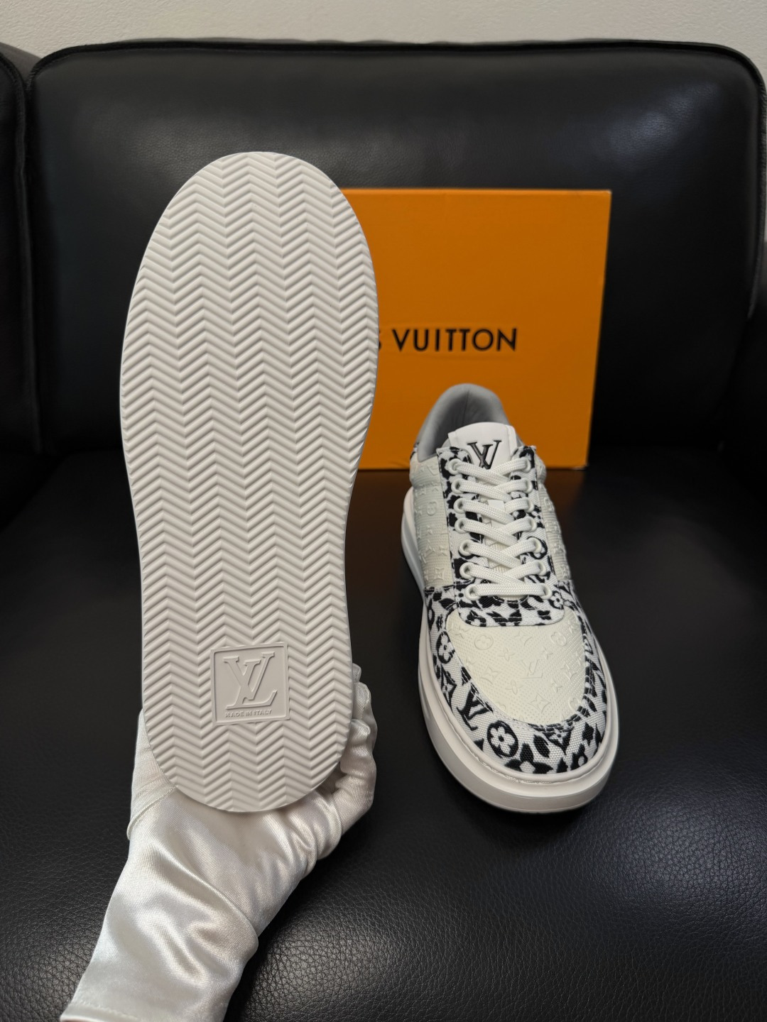 Lv  高品质  顶级工艺品  路易威登，运动板鞋专柜同步，鞋面意大利进口，高品质拼接缤纷色彩复杂工艺品