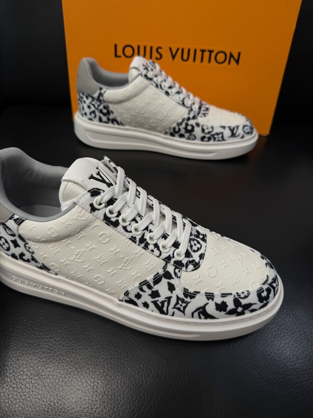 Lv  高品质  顶级工艺品  路易威登，运动板鞋专柜同步，鞋面意大利进口，高品质拼接缤纷色彩复杂工艺品