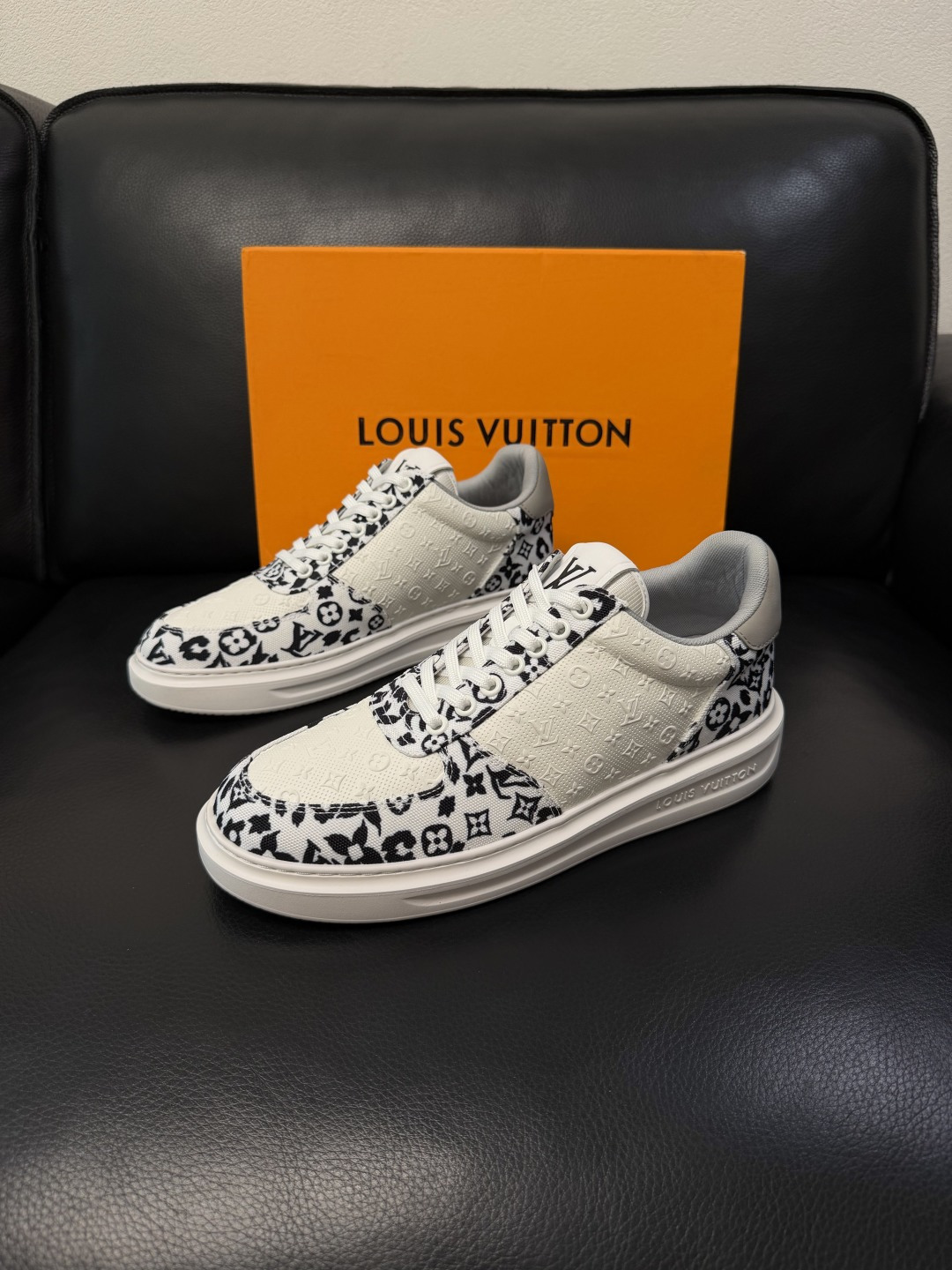 Lv  高品质  顶级工艺品  路易威登，运动板鞋专柜同步，鞋面意大利进口，高品质拼接缤纷色彩复杂工艺品