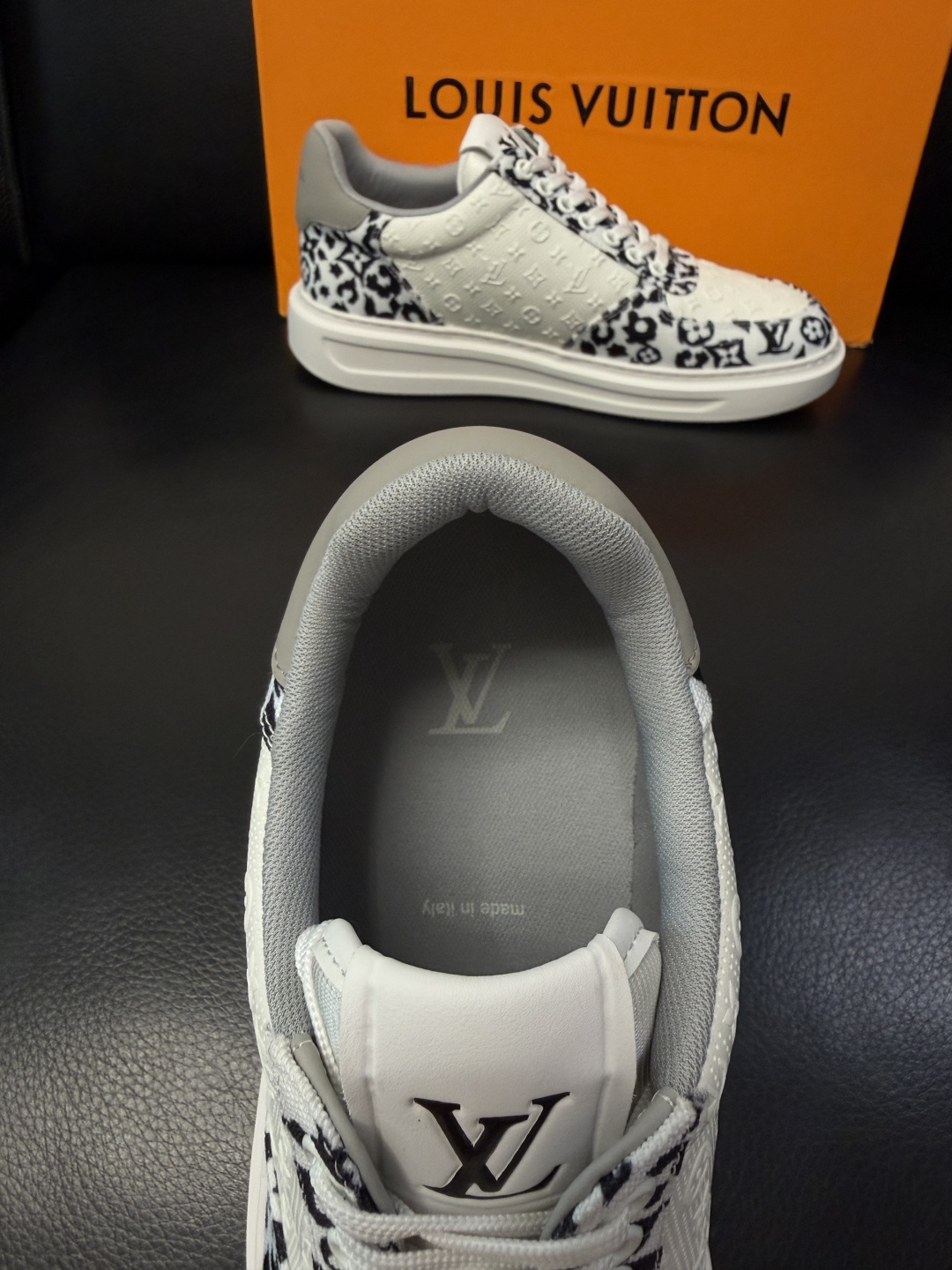 Lv  高品质  顶级工艺品  路易威登，运动板鞋专柜同步，鞋面意大利进口，高品质拼接缤纷色彩复杂工艺品