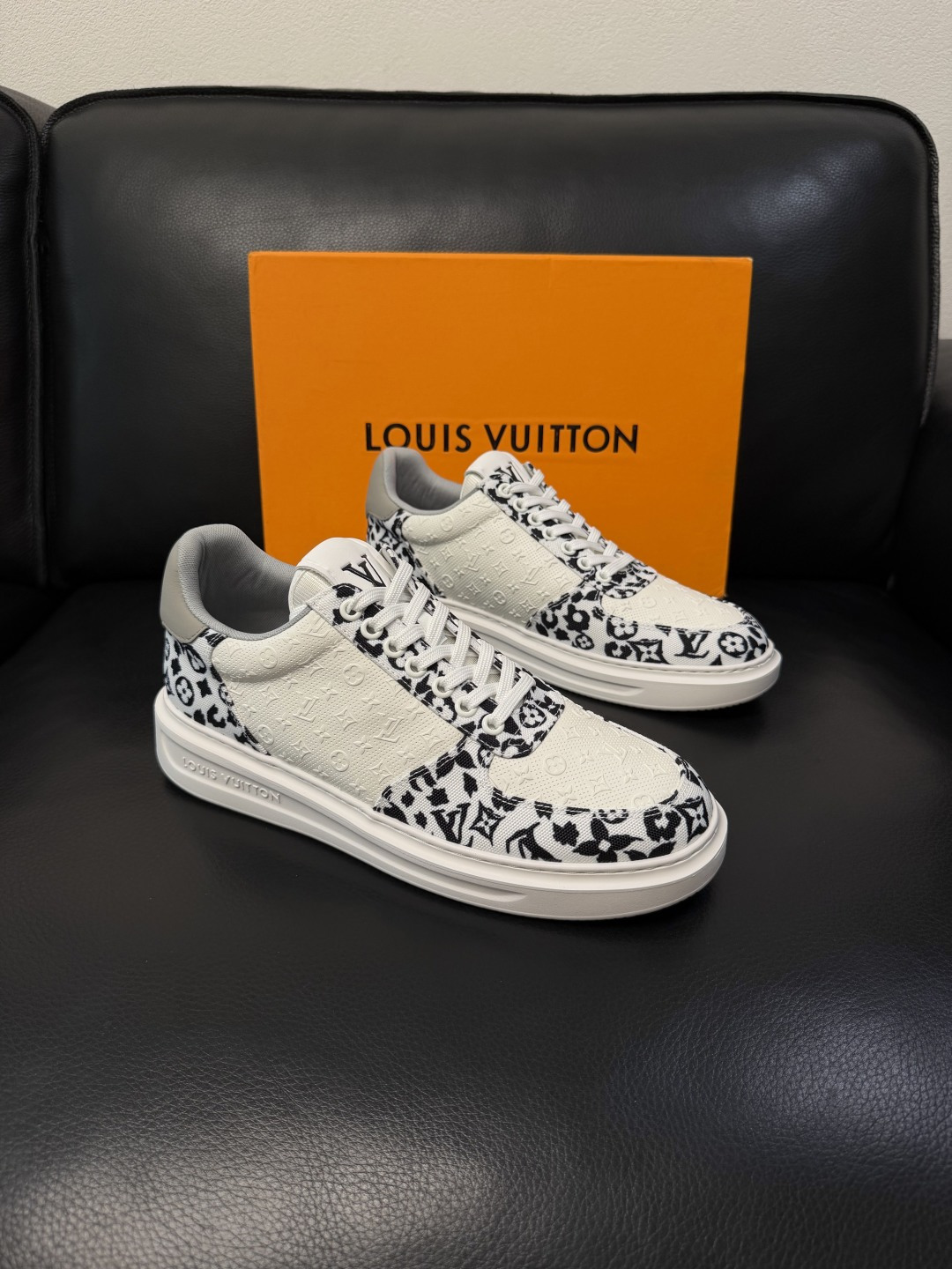 Lv  高品质  顶级工艺品  路易威登，运动板鞋专柜同步，鞋面意大利进口，高品质拼接缤纷色彩复杂工艺品