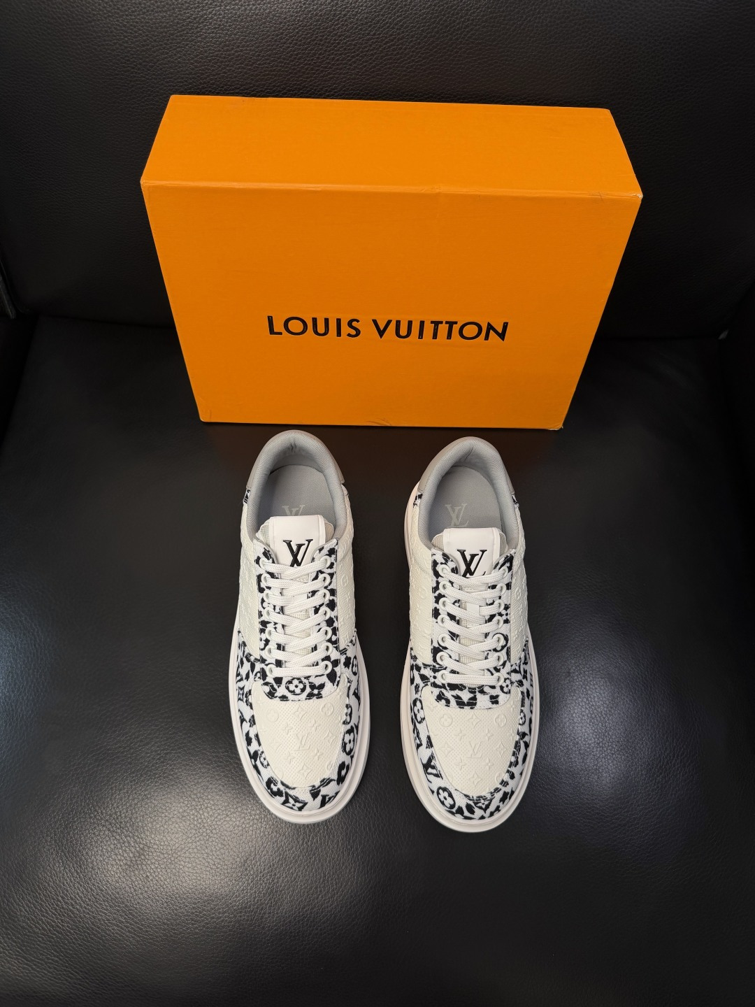 Lv  高品质  顶级工艺品  路易威登，运动板鞋专柜同步，鞋面意大利进口，高品质拼接缤纷色彩复杂工艺品