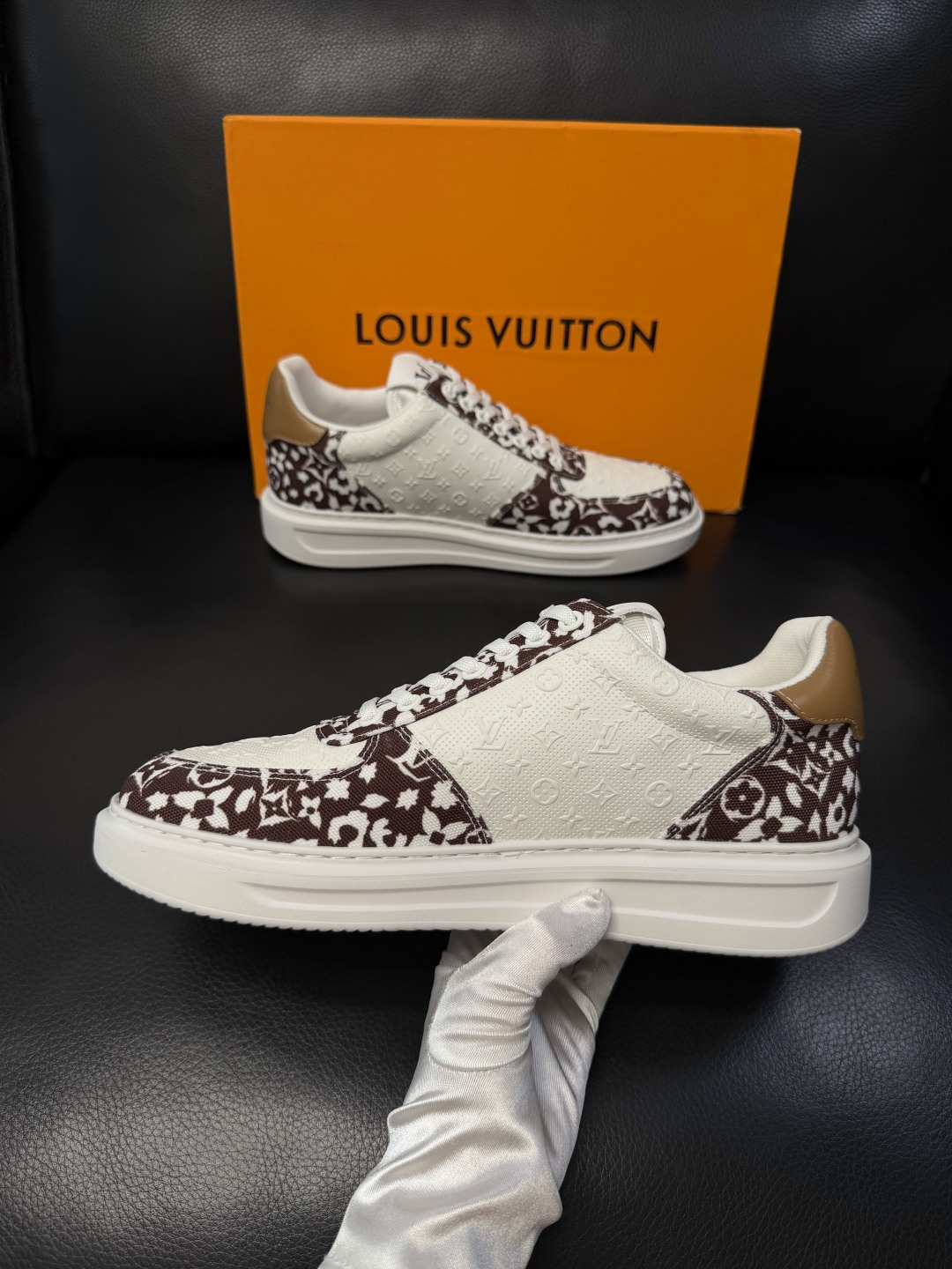 Lv  高品质  顶级工艺品  路易威登，运动板鞋专柜同步，鞋面意大利进口，高品质拼接缤纷色彩复杂工艺品