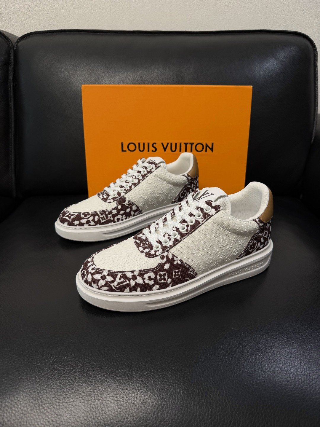 Lv  高品质  顶级工艺品  路易威登，运动板鞋专柜同步，鞋面意大利进口，高品质拼接缤纷色彩复杂工艺品