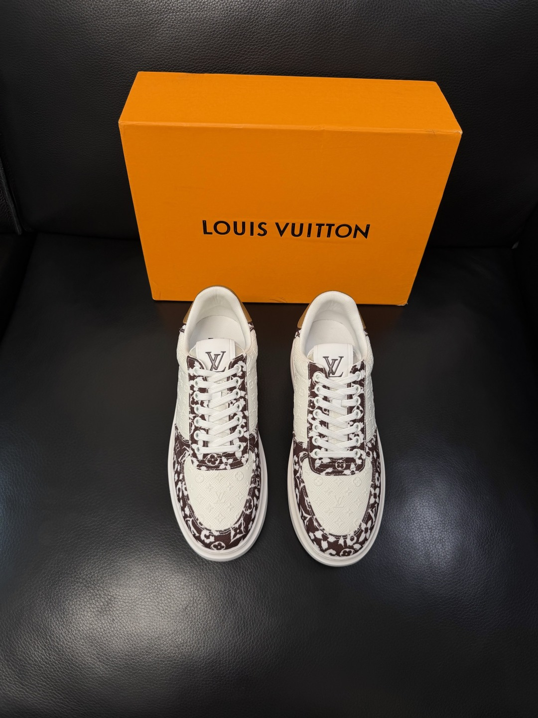 Lv  高品质  顶级工艺品  路易威登，运动板鞋专柜同步，鞋面意大利进口，高品质拼接缤纷色彩复杂工艺品