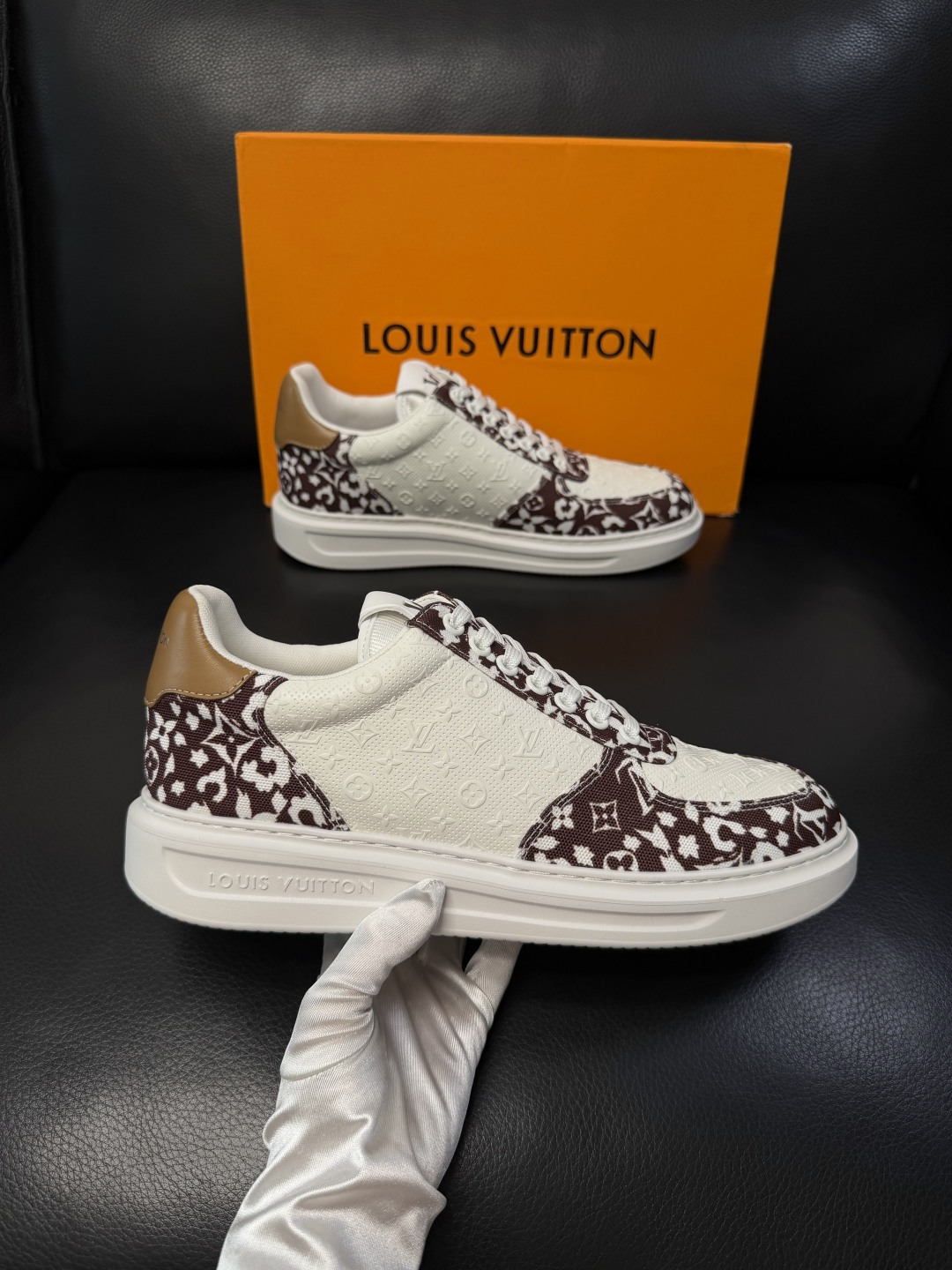 Lv  高品质  顶级工艺品  路易威登，运动板鞋专柜同步，鞋面意大利进口，高品质拼接缤纷色彩复杂工艺品