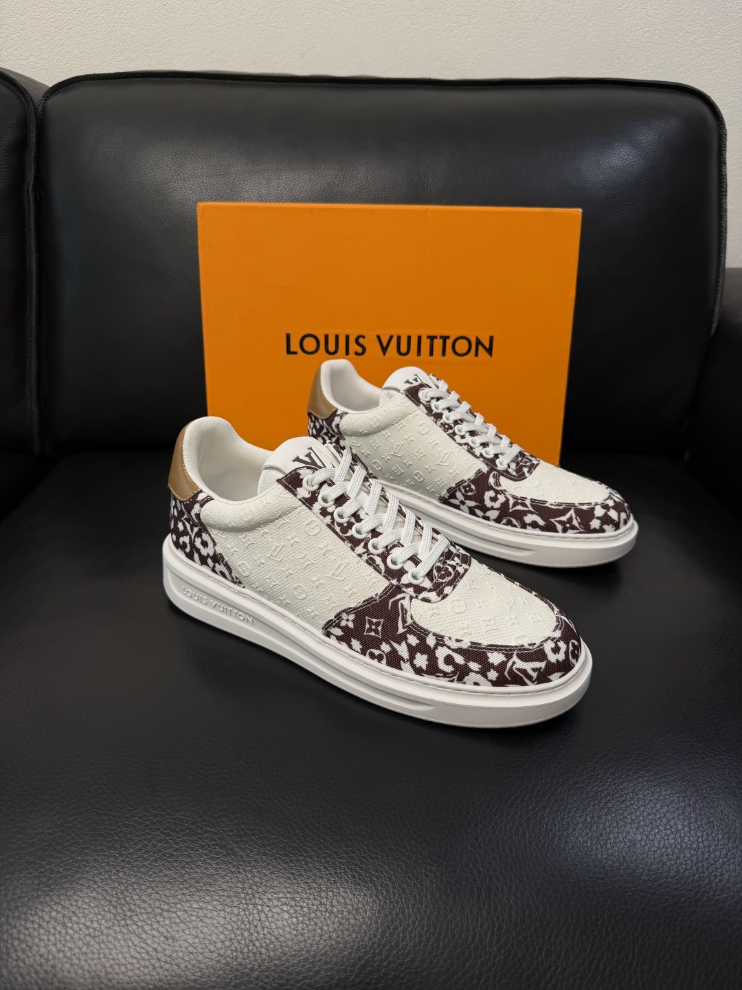Lv  高品质  顶级工艺品  路易威登，运动板鞋专柜同步，鞋面意大利进口，高品质拼接缤纷色彩复杂工艺品