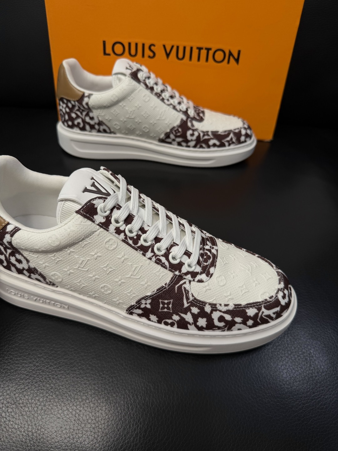 Lv  高品质  顶级工艺品  路易威登，运动板鞋专柜同步，鞋面意大利进口，高品质拼接缤纷色彩复杂工艺品