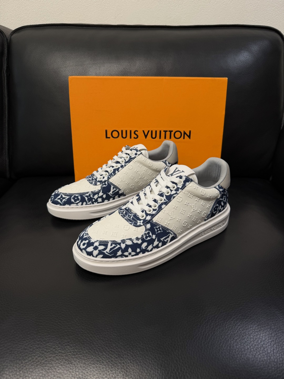 Lv  高品质  顶级工艺品  路易威登，运动板鞋专柜同步，鞋面意大利进口，高品质拼接缤纷色彩复杂工艺品