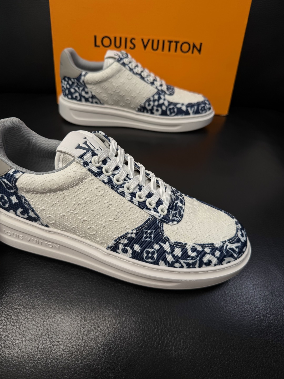 Lv  高品质  顶级工艺品  路易威登，运动板鞋专柜同步，鞋面意大利进口，高品质拼接缤纷色彩复杂工艺品