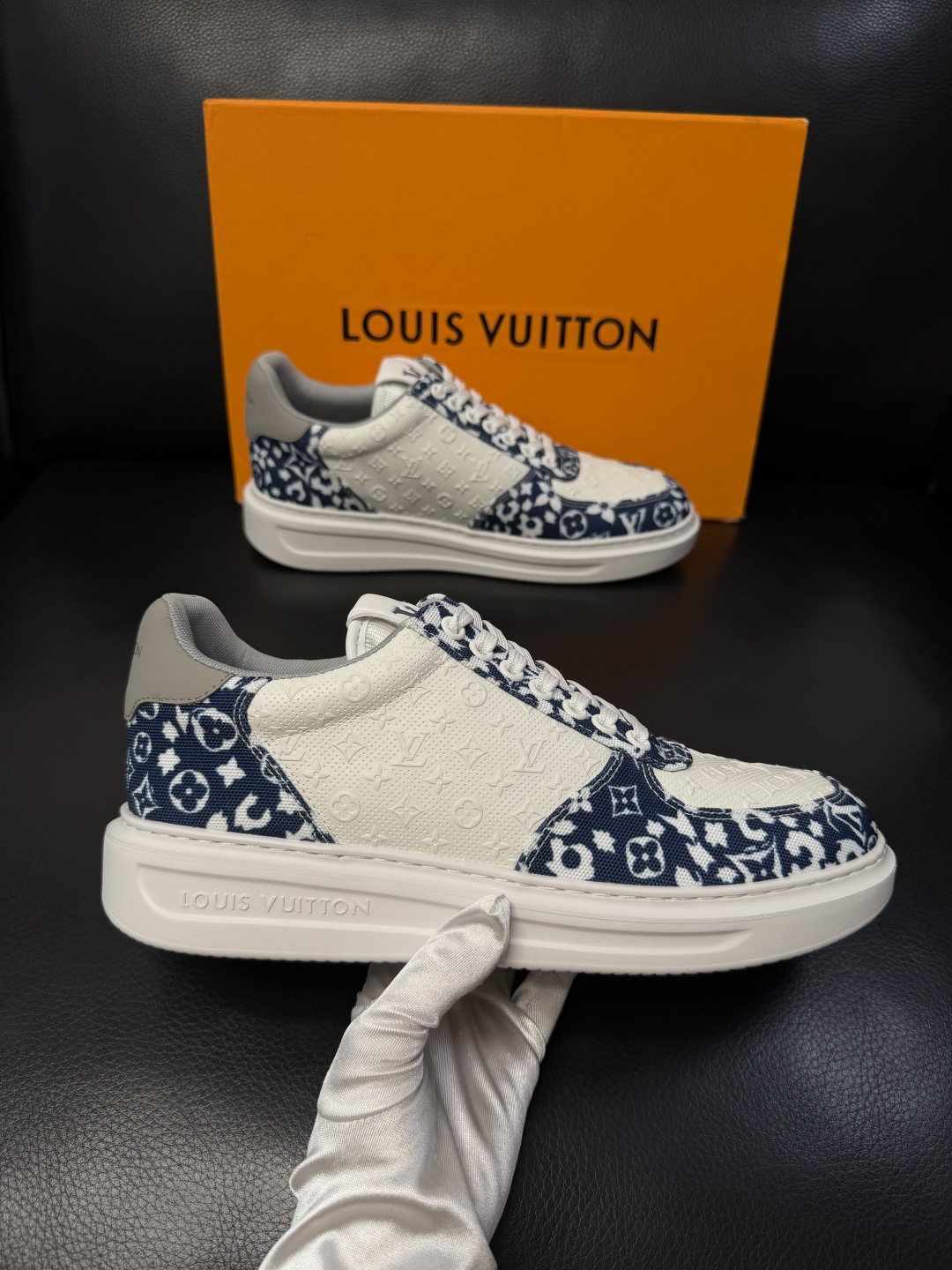 Lv  高品质  顶级工艺品  路易威登，运动板鞋专柜同步，鞋面意大利进口，高品质拼接缤纷色彩复杂工艺品