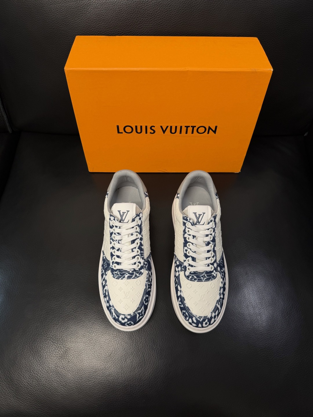 Lv  高品质  顶级工艺品  路易威登，运动板鞋专柜同步，鞋面意大利进口，高品质拼接缤纷色彩复杂工艺品