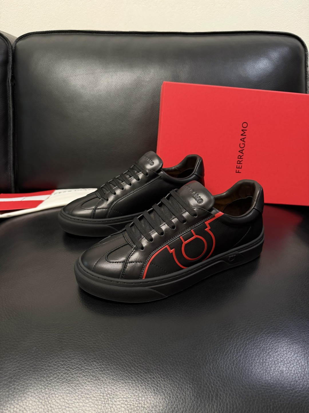 Ferragamo  高品质  顶级工艺品  菲拉格慕   专柜同步发售原厂配置，意大利进口原版牛皮，进