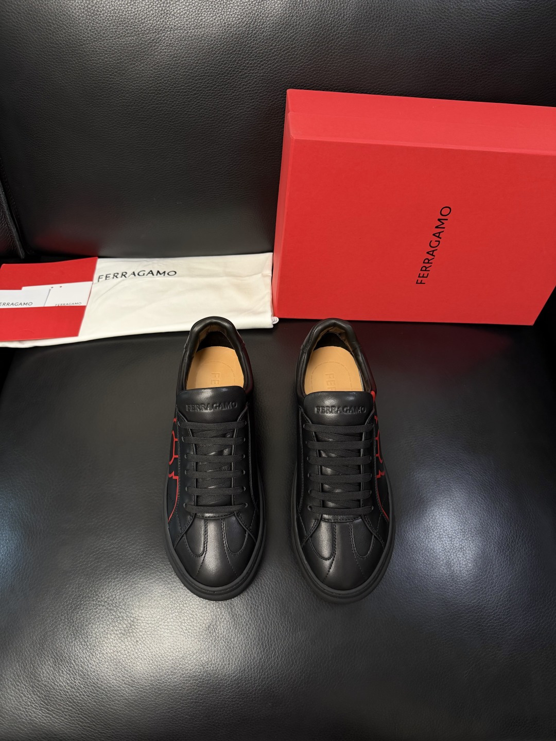 Ferragamo  高品质  顶级工艺品  菲拉格慕   专柜同步发售原厂配置，意大利进口原版牛皮，进