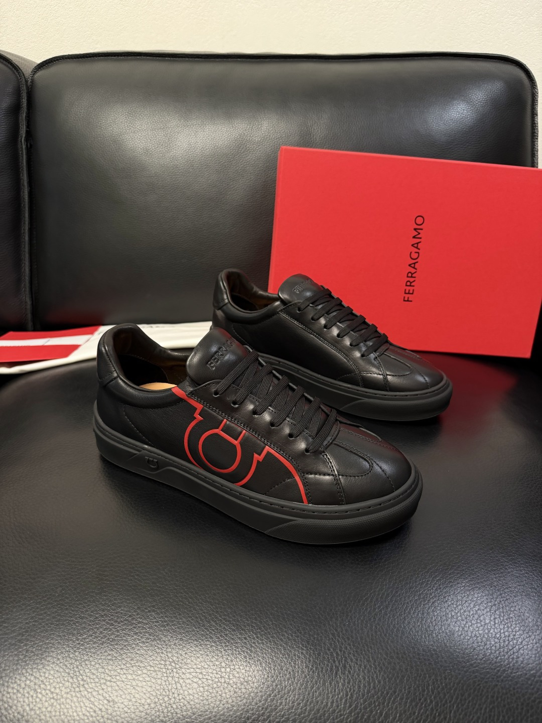 Ferragamo  高品质  顶级工艺品  菲拉格慕   专柜同步发售原厂配置，意大利进口原版牛皮，进