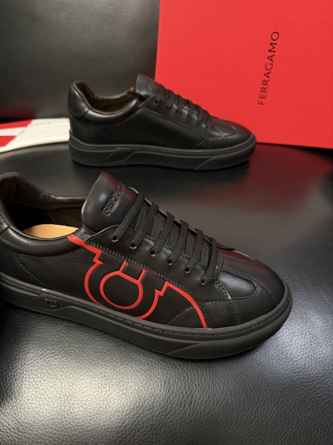 Ferragamo  高品质  顶级工艺品  菲拉格慕   专柜同步发售原厂配置，意大利进口原版牛皮，进