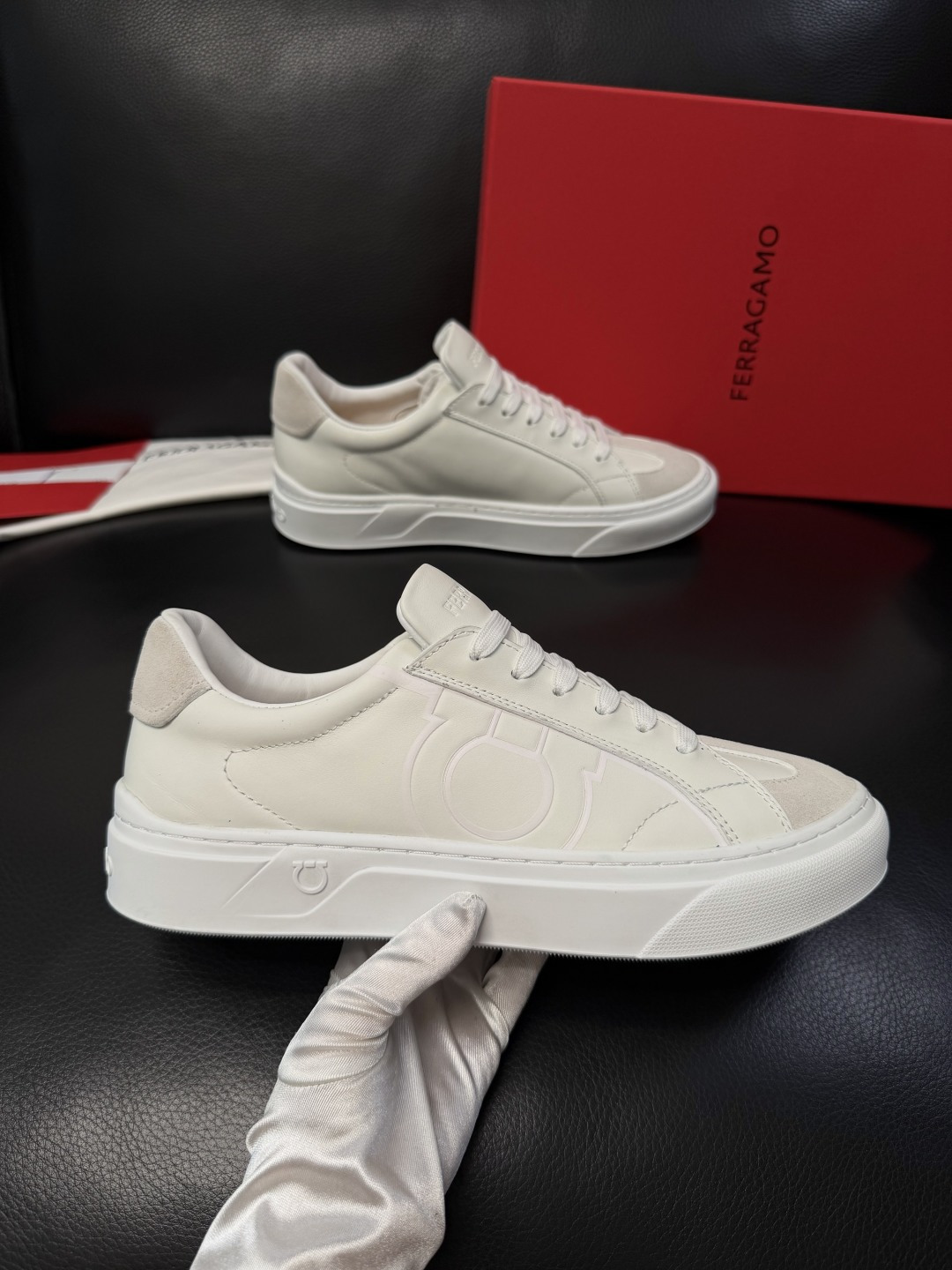 Ferragamo  高品质  顶级工艺品  菲拉格慕   专柜同步发售原厂配置，意大利进口原版牛皮，进