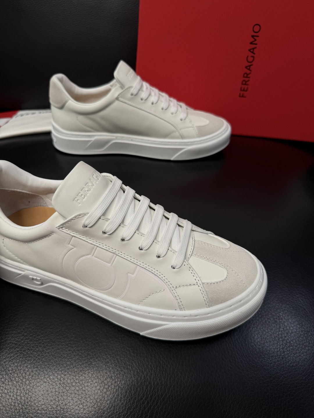 Ferragamo  高品质  顶级工艺品  菲拉格慕   专柜同步发售原厂配置，意大利进口原版牛皮，进