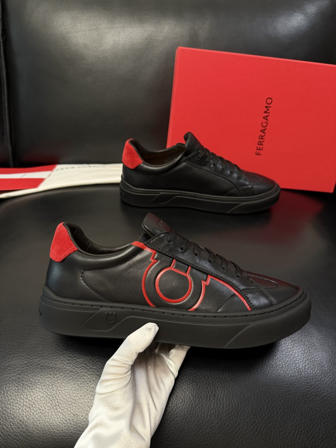 Ferragamo  高品质  顶级工艺品  菲拉格慕   专柜同步发售原厂配置，意大利进口原版牛皮，进