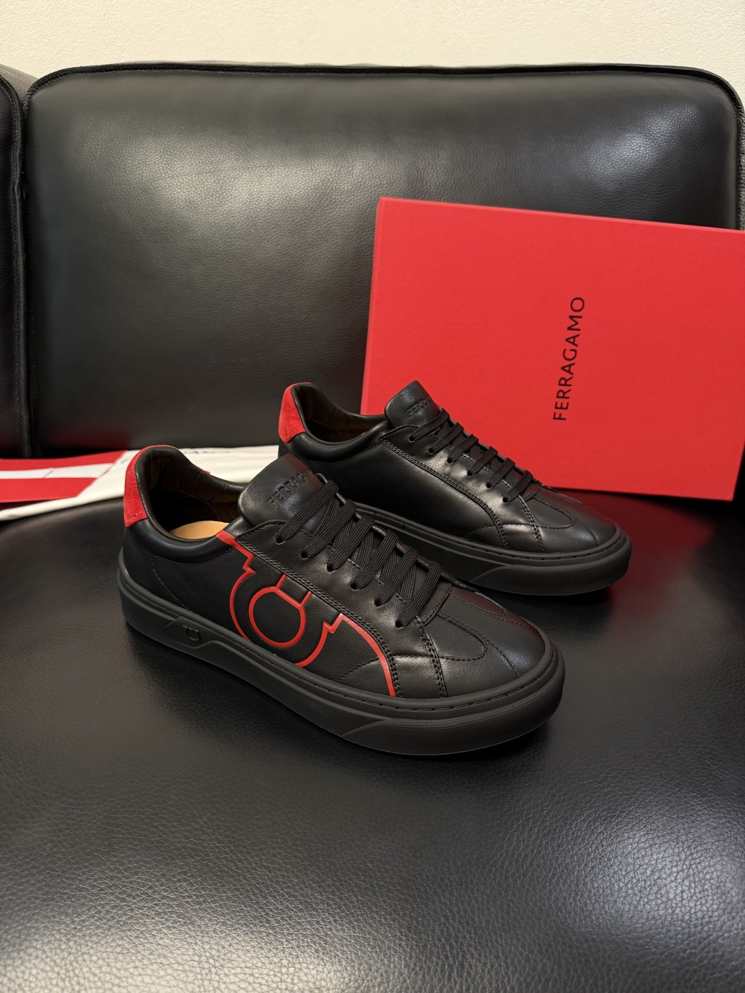 Ferragamo  高品质  顶级工艺品  菲拉格慕   专柜同步发售原厂配置，意大利进口原版牛皮，进