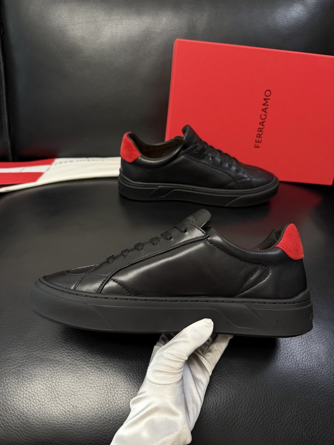 Ferragamo  高品质  顶级工艺品  菲拉格慕   专柜同步发售原厂配置，意大利进口原版牛皮，进