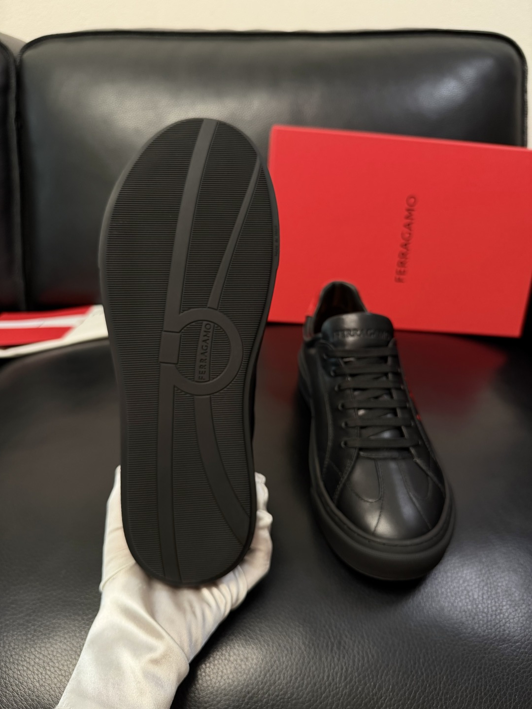 Ferragamo  高品质  顶级工艺品  菲拉格慕   专柜同步发售原厂配置，意大利进口原版牛皮，进