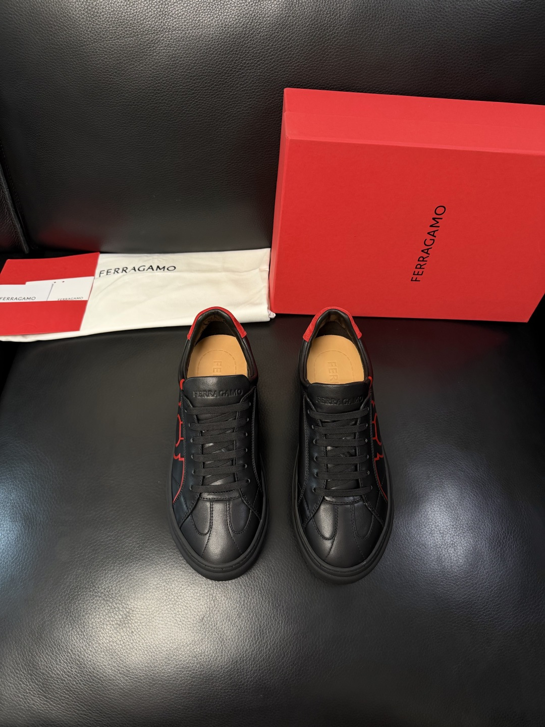 Ferragamo  高品质  顶级工艺品  菲拉格慕   专柜同步发售原厂配置，意大利进口原版牛皮，进