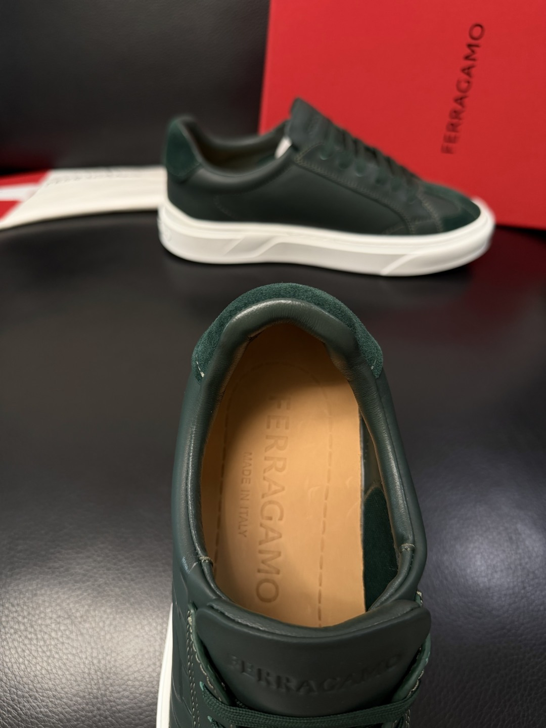 Ferragamo  高品质  顶级工艺品  菲拉格慕   专柜同步发售原厂配置，意大利进口原版牛皮，进