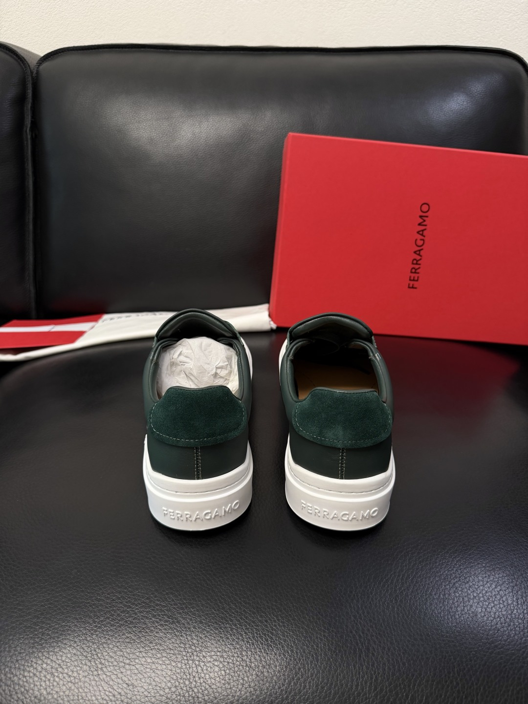 Ferragamo  高品质  顶级工艺品  菲拉格慕   专柜同步发售原厂配置，意大利进口原版牛皮，进