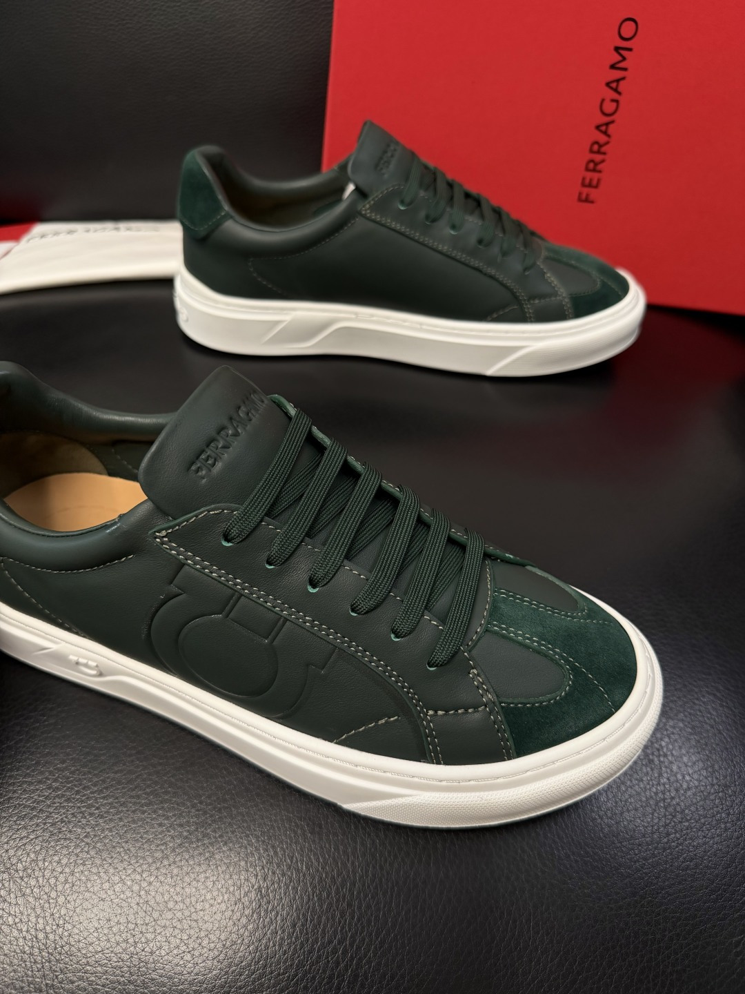 Ferragamo  高品质  顶级工艺品  菲拉格慕   专柜同步发售原厂配置，意大利进口原版牛皮，进