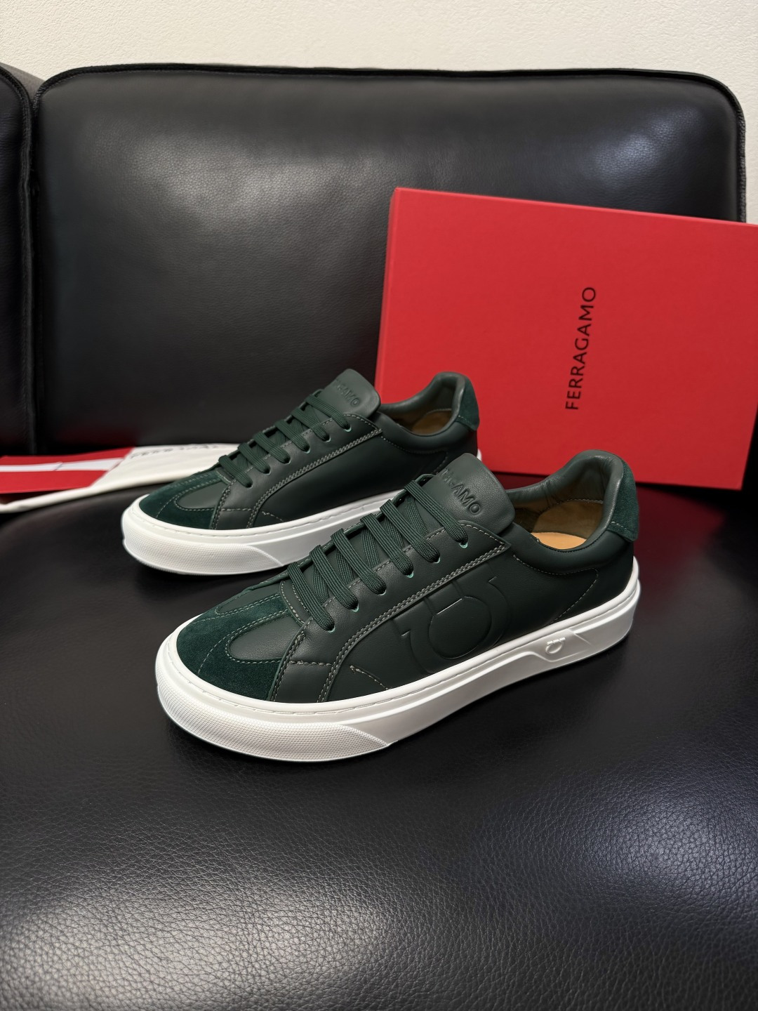 Ferragamo  高品质  顶级工艺品  菲拉格慕   专柜同步发售原厂配置，意大利进口原版牛皮，进