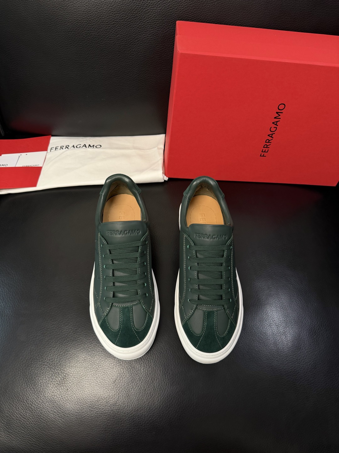 Ferragamo  高品质  顶级工艺品  菲拉格慕   专柜同步发售原厂配置，意大利进口原版牛皮，进