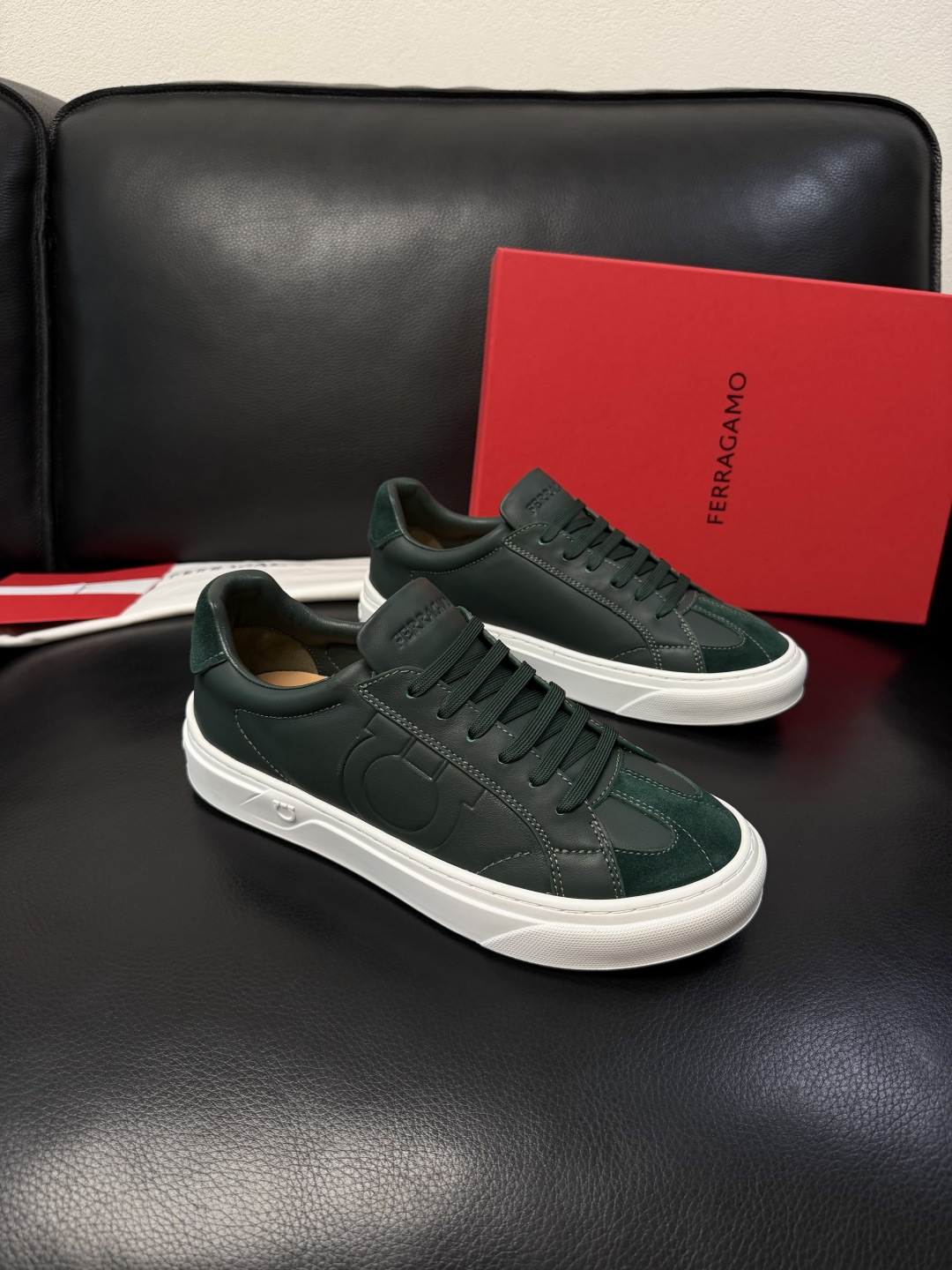 Ferragamo  高品质  顶级工艺品  菲拉格慕   专柜同步发售原厂配置，意大利进口原版牛皮，进