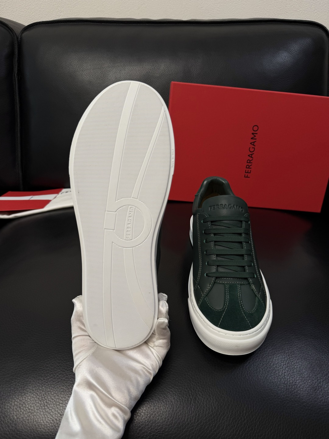 Ferragamo  高品质  顶级工艺品  菲拉格慕   专柜同步发售原厂配置，意大利进口原版牛皮，进