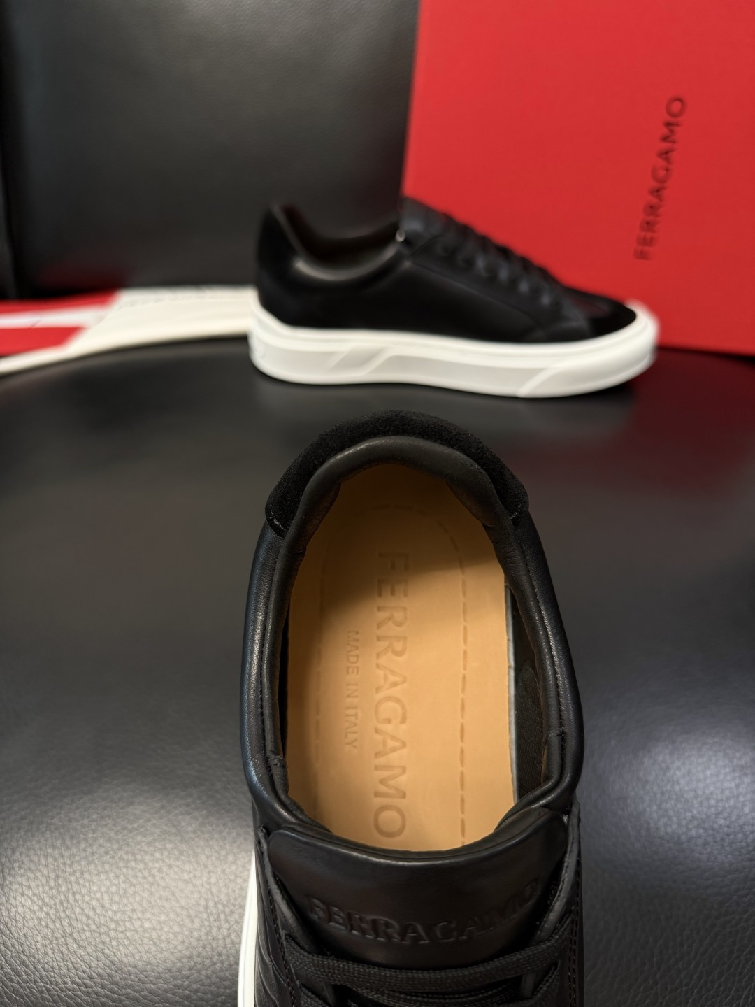 Ferragamo  高品质  顶级工艺品  菲拉格慕   专柜同步发售原厂配置，意大利进口原版牛皮，进