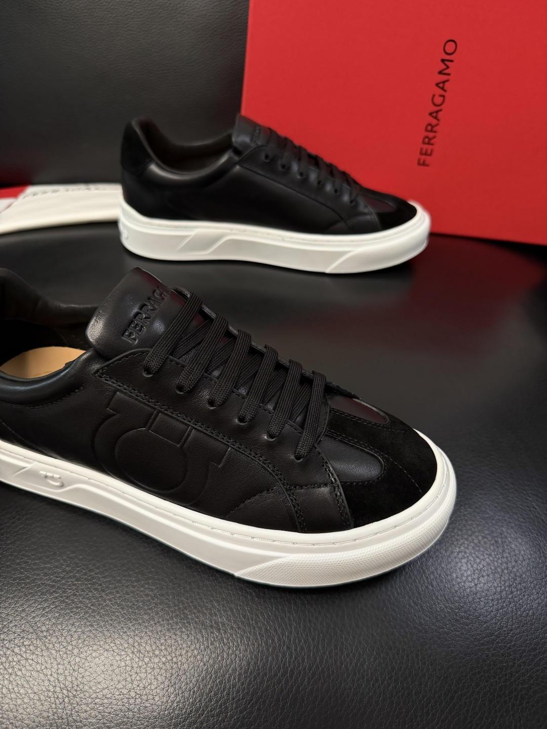 Ferragamo  高品质  顶级工艺品  菲拉格慕   专柜同步发售原厂配置，意大利进口原版牛皮，进