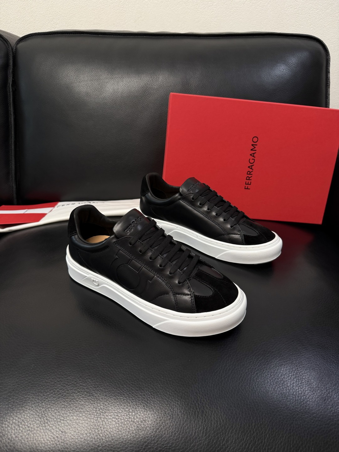 Ferragamo  高品质  顶级工艺品  菲拉格慕   专柜同步发售原厂配置，意大利进口原版牛皮，进