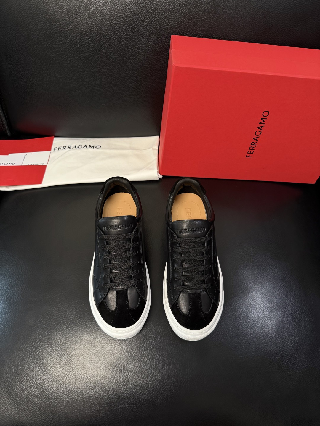 Ferragamo  高品质  顶级工艺品  菲拉格慕   专柜同步发售原厂配置，意大利进口原版牛皮，进