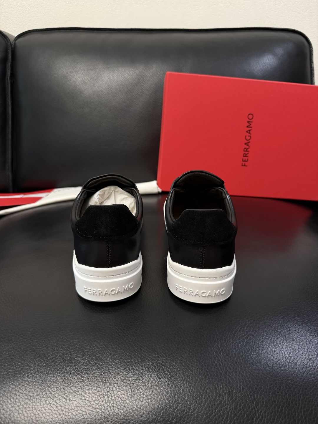 Ferragamo  高品质  顶级工艺品  菲拉格慕   专柜同步发售原厂配置，意大利进口原版牛皮，进
