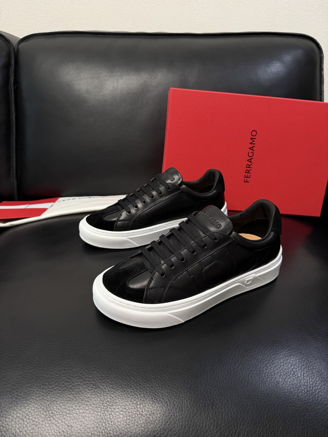 Ferragamo  高品质  顶级工艺品  菲拉格慕   专柜同步发售原厂配置，意大利进口原版牛皮，进