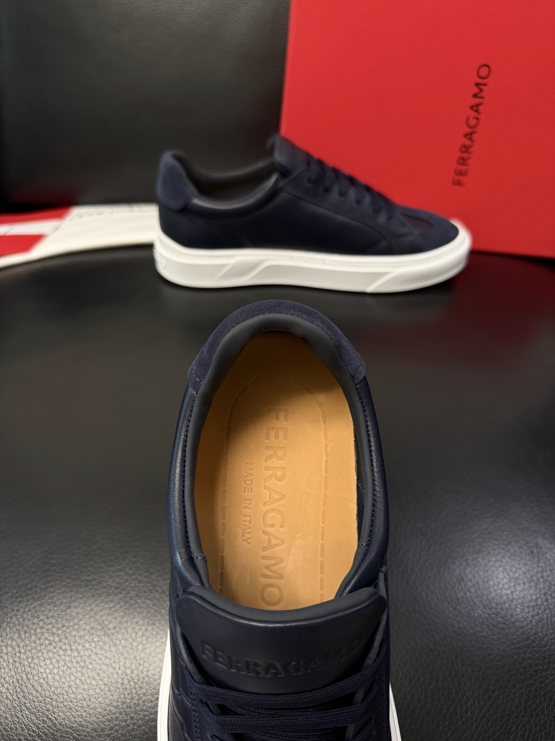 Ferragamo  高品质  顶级工艺品  菲拉格慕   专柜同步发售原厂配置，意大利进口原版牛皮，进